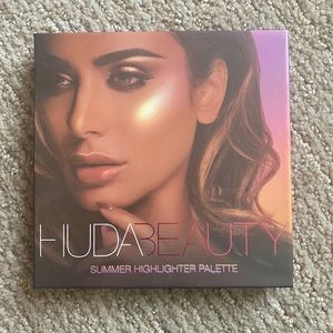 SWATCHED Huda Beauty 3D Highlighter Palette